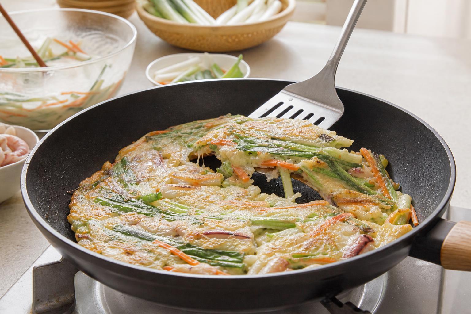 부침개가 뒤집을 때마다 찢어지는 이유, 반죽에 무엇이 부족할까?