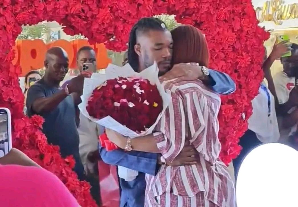 Illustration - «Veux-tu m'épouser?»: Serey Dié à genoux devant Josey à l'aéroport d'Abidjan, la Côte d'Ivoire fond en larmes