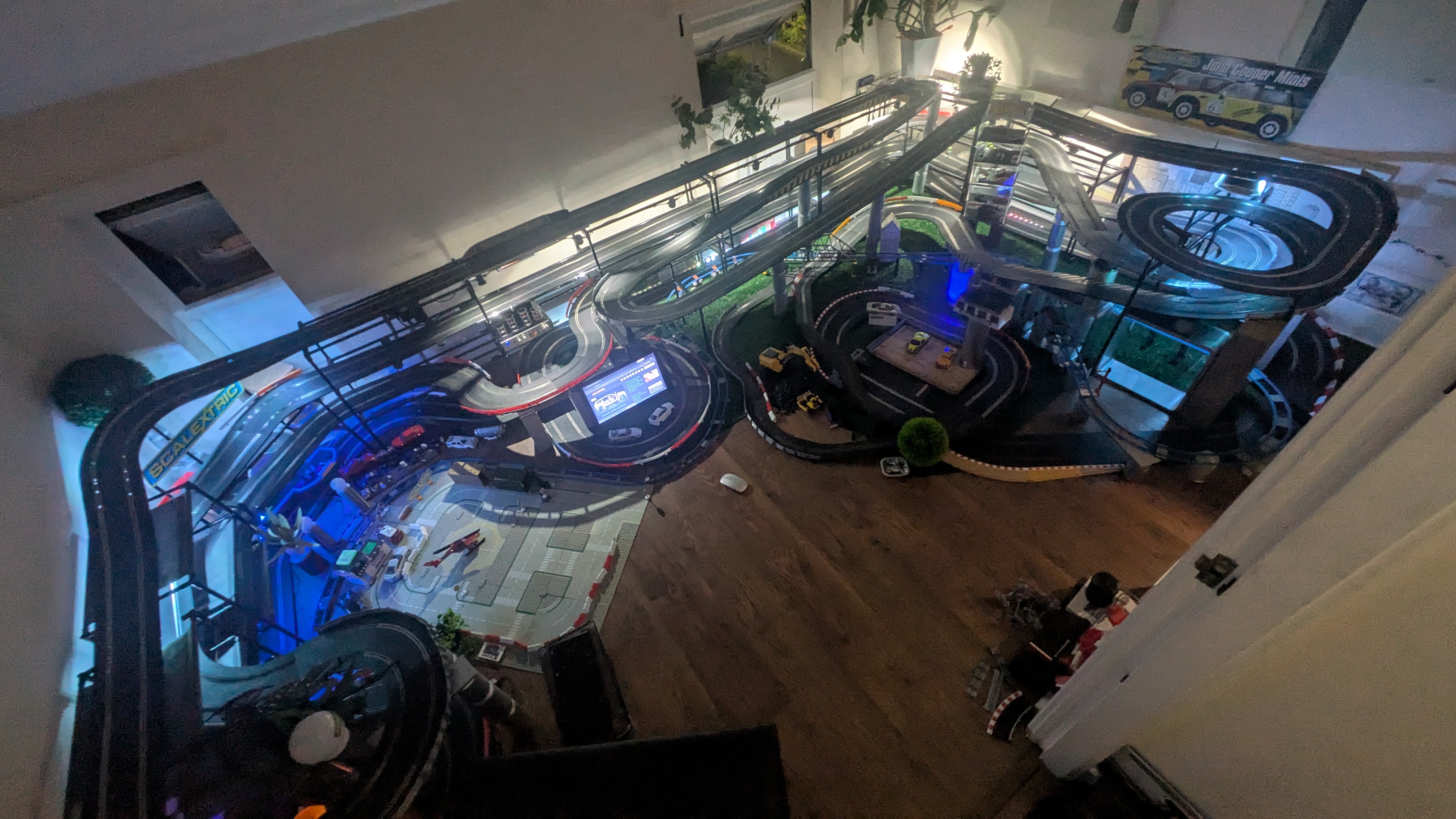 [Image: Scalextric-Overhead.jpg]