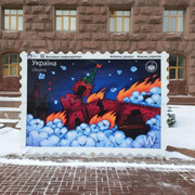 Возле Киевской администрации на Крещатике установили новую марку-фотозону с горящим московским Кремл