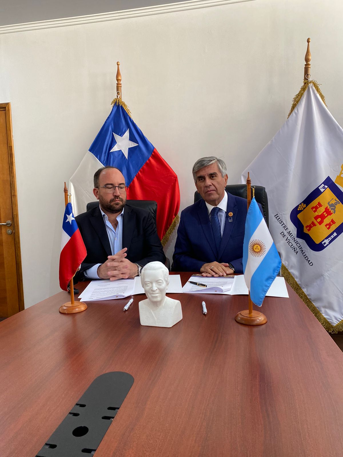 INTEGRACIÓN BINACIONAL: Sergio Miodowsky firmó convenio con el alcalde Rafael Vera Castillo