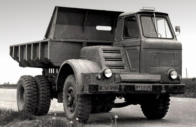 Прототип самосвала МАЗ-510 был создан в 1962 году на базе модели МАЗ-503. Эксприментальный грузовик по конструкции не отличался от исходной машины: он имел такие же раму и силовой агрегат, осталась прежней и грузоподъёмность (семь тонн).

Единственным отличием грузовика МАЗ-510 стала оригинальная одноместная кабина, на производство которой, как предполагалось, требуется меньшее количество металла. Однако, практика показала, что экономии металла в данном случае фактически нет, при этом одноместная кабина была сложнее в производстве и требовала изготовления дополнительной оснастки. Кроме того, прототип имел худшую по сравнению с обычной машиной аэродинамику (а значит и повышенный расход топлива), а кабина оказалась менее комфортной для водителя.

В итоге проект грузовика МАЗ-510 дальнейшего развития не получил.