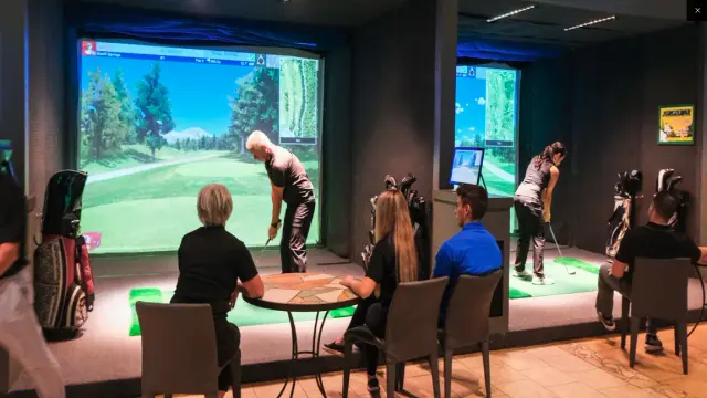 Golfeur utilisant un simulateur Full Swing