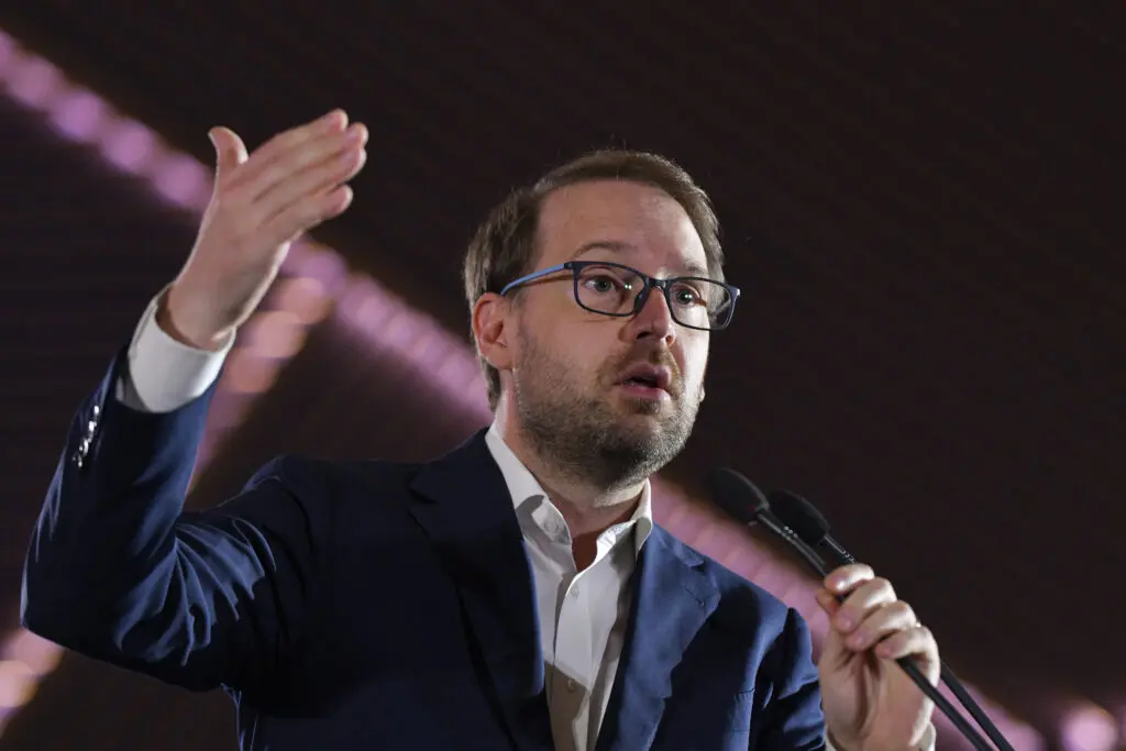USR îl reconfirmă în unanimitate pe Dominic Fritz la conducerea partidului, după decizia CCR în cazul acestuia