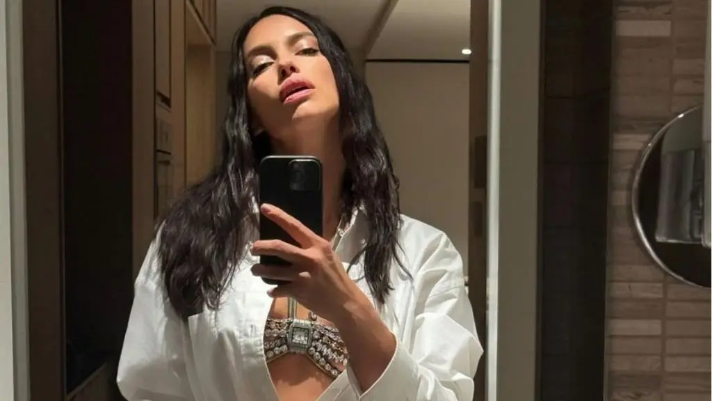 Irina Shayk Sizzles în Dolce & Gabbana Lingerie Shoot