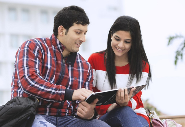 Estudiante profesional junto a compa&ntilde;ero