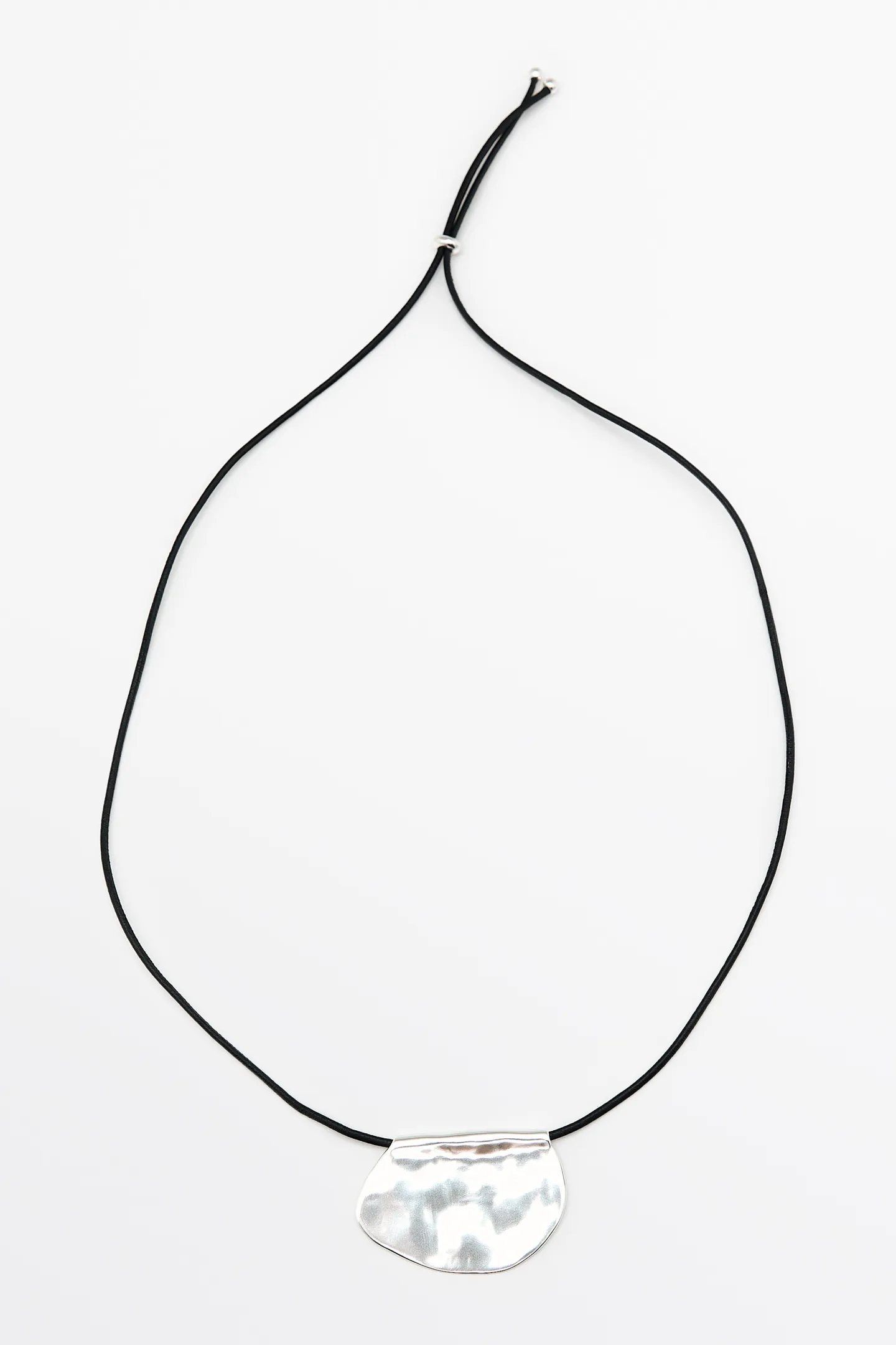 Massimo Dutti collana con pendente Dumpling Collana Massimo Dutti con cordino nero e pendente argentato dalla forma organica