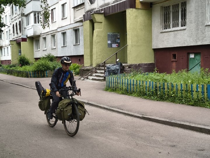 У Житомир приїздив мандрівник Калеб Берг: американець велосипедом їде з Варшави до Києва