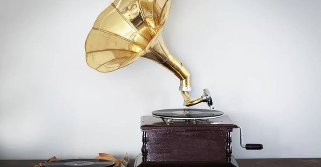 Sony divulga propaganda de vitrola para discos de vinil enquanto encerra mídias físicas no PlayStation