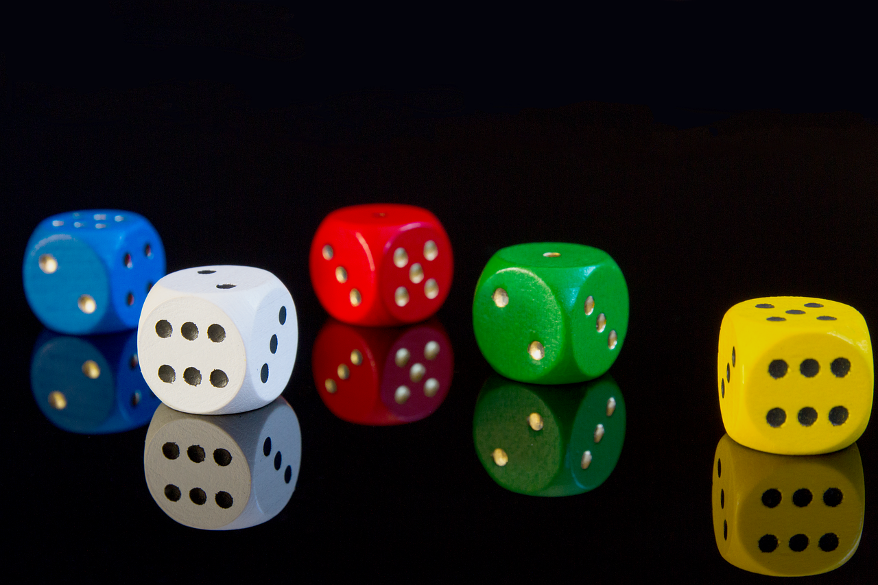 Bildschirm mit Online-Casino-Bonusangeboten und Spielautomaten.