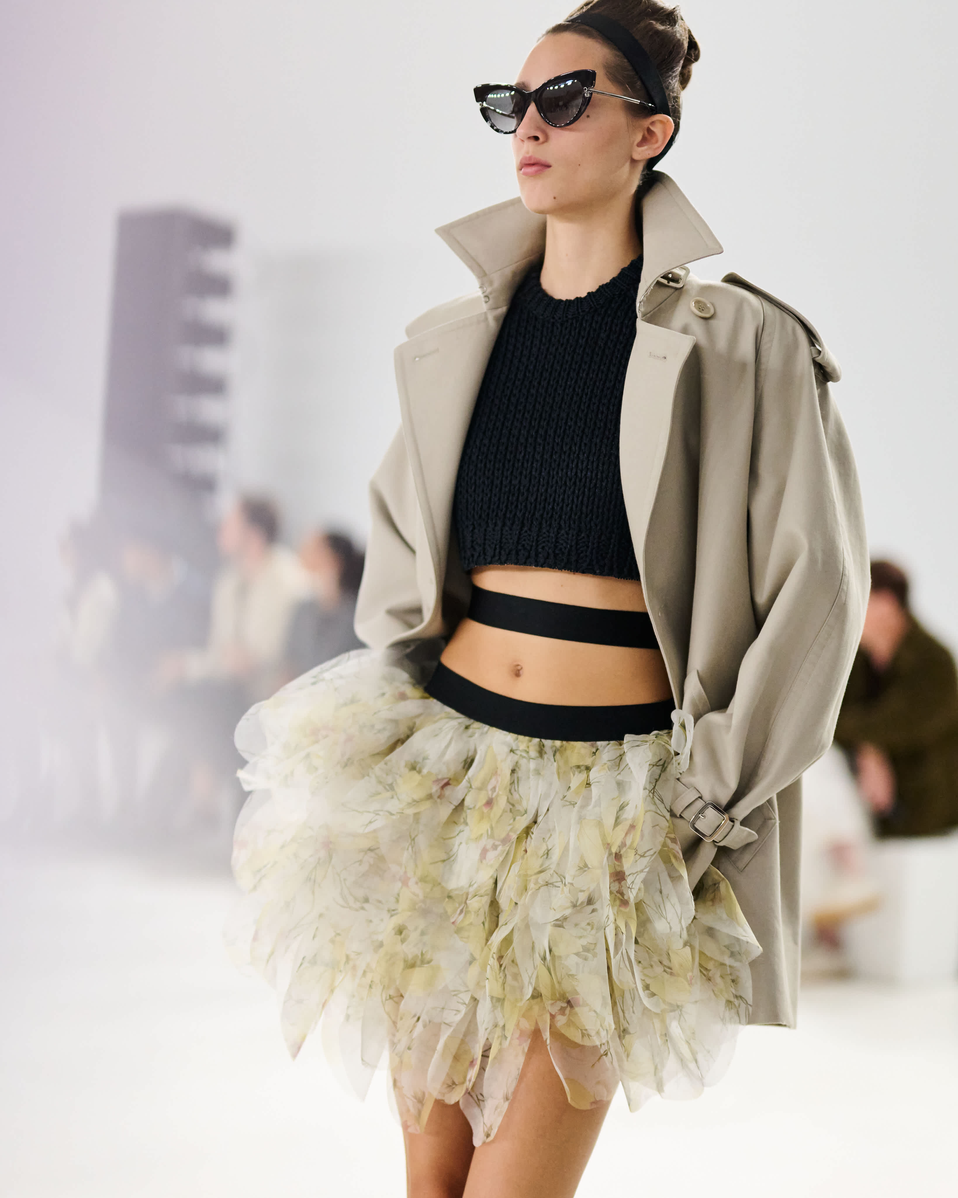 Modella in trench e minigonna floreale Max Mara SS26 a Milano Fashion Week