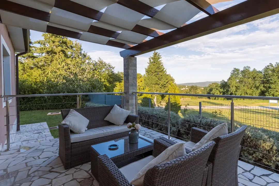 4 Greșeli de Mobilier Exterior de Evitat