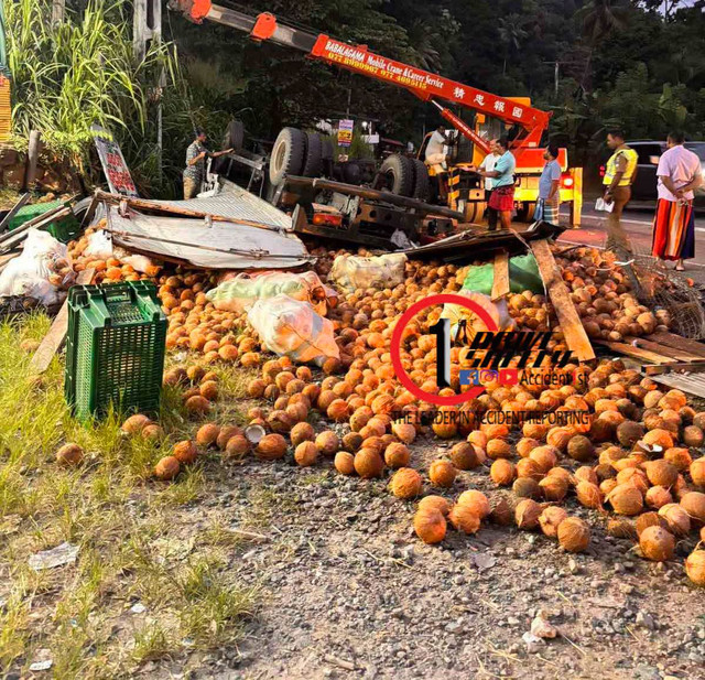 ගලගෙදර පොලිසිය අසල බෑවුම සහිත මාර්ගයේ ගමන් කරමින් තිබූ පොල් තොගයක් පටවාගත් ලොරි රථයක් පෙරලෙයි