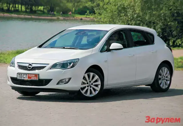 Opel Astra 1.4-Turbo: С ярким характером
“Опель” не устает экспериментировать. Казалось бы, зачем оснащать пятидверный семейный хэтчбек 1,4-литровым турбодвигателем, да еще и безальтернативной МКП? Но, как говорится, сам не проедешь - не поймешь…
Opel Astra 1.4-Turbo
“ОПЕЛЬ-АСТРА-1,4-ТУРБО”. От 649 900 руб.
Знойным июльским днем на пляже красуются симпатичные девчонки. У одной дельфинчик на плече выколот, у другой — змейка, у третьей — лилия. Но эти татушки не расскажут ничего интересного о своих хозяйках — если ты не великий психоаналитик, конечно. Женские тайны так и останутся тайнами за семью печатями.

Opel Astra 1.4-Turbo
Другое дело — надпись “Turbo” на корме белоснежной “Астры”. Я не променял бы ее ни на какие другие шильдики, даже с самыми завлекательными аббревиатурами и цифрами. “Turbo” — это всегда настоящий, яркий характер. И не важно, что под капотом скрывается всего лишь 1,4-литровый двигатель. В его мягком звучании я, к своему удивлению, не чувствую никакой агрессии — скорее, полную уверенность в себе. Поднимаю обороты. “Астра” и тогда не изменяет правилам хорошего тона, она лишь подзадоривает тех, кто не воспринимает всерьез ее скромный мотор: “Ну же, выжимай сцепление и смелее, смелее!..”

Opel Astra 1.4-Turbo
Восхищаться автомобилем можно безнаказанно даже в присутствии жены — не то, что девочками на пляже. Кстати, мне кажется, белый цвет — самый выигрышный для “Астры”. Но что умеет эта красотка? Я делаю вид, что полностью сосредоточился на управлении. Расслабившись в комфортабельном салоне, мое семейство ничего не подозревает. А я тем временем перехожу к более тесному знакомству. Да, сцепление включается низковато, к этому надо привыкнуть. Ходы рычага 6-ступенчатой коробки могли бы быть и покороче. Впрочем, претензии к МКП этим исчерпываются, поскольку рычаг ни разу не промахнулся мимо нужного положения, а педаль сцепления совершенно не напрягала ногу даже в пробках.

Opel Astra 1.4-Turbo
Даже базовые кресла ОЧЕНЬ УДОБНЫ. И все же спортивные больше соответствуют духу машины.
Может быть, новомодная DSG была бы лучше, но полуавтоматом “Астру” пока не оснащают, о чем я ни секунды не жалею. Многоточечный впрыск и турбина низкого давления в сочетании с механической коробкой — великая сила. На тахометре всего-то пара тысяч оборотов, а автомобиль уже рвется вперед, провоцируя меня переключиться выше и поддать газу. Я даже не стараюсь как-то по-особому работать акселератором — момента в 200 Н.м достаточно и для быстрого старта, и для активного ускорения при обгонах, и для виртуозного маневрирования.

Opel Astra 1.4-Turbo
Я полностью контролирую машину, мощности хватает не просто для того, чтобы ехать, а чтобы ехать так, как мне хочется. И теперь я могу оценить поведение талантливого шасси. Чуть сбрасываю газ, вхожу в поворот, красиво прописываю дугу без намека на крен и эффектно выхожу на прямую на третьей передаче — это действительно заводит! Кстати, доплатив, можно установить активную подвеску “Флексрайд”, но с таким мотором и такой коробкой она не нужна. Водитель в связке с этой активной парочкой совсем не третий лишний, а третий главный.

Opel Astra 1.4-TurboРОЗЕТКА в подлокотнике семейному авто необходима
Естественно, ста сорока сил недостаточно для настоящих гонок. И тем не менее “Астра” не может не впечатлять: до сотни машина разгоняется за 9,7 с, на две секунды быстрее, чем с заслуженным и проверенным 1,6-литровым двигателем. Да, конечно, турбина не очень эффективна при старте. Да, начало движения со второй передачи, что бывает необходимо зимой, требует определенной сноровки. И шестая годится только для автобана и бесполезна в городе — на ней “Астра” лишь поддерживает уже набранную скорость. И, разумеется, если ездить так, как позволяет “1,4-Турбо”, расход топлива на пару литров превысит паспортный в 7,8 л/100 км.