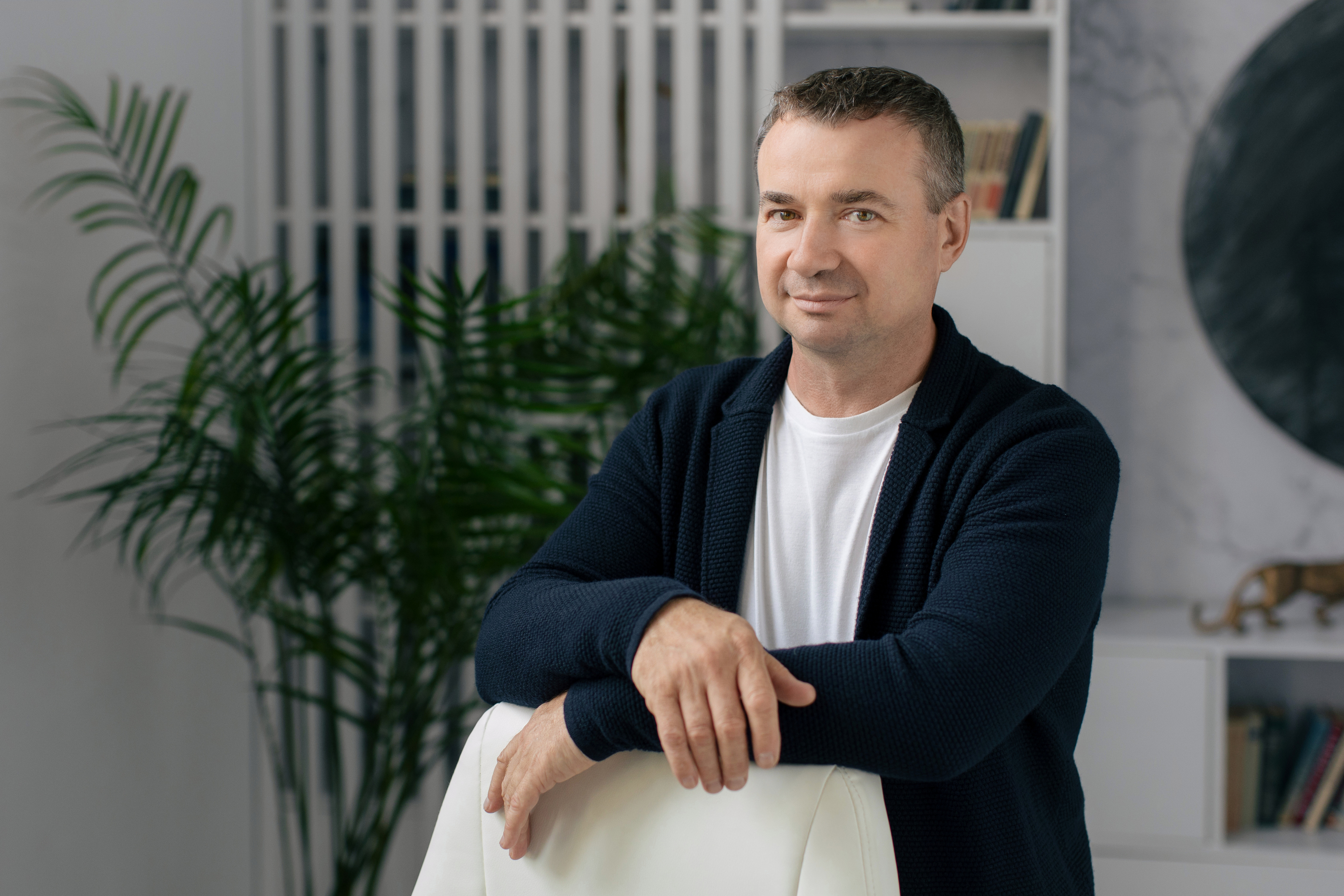 Сталинка нового поколения: Виталий Шаровский соединяет историческую архитектуру и современный интерьер