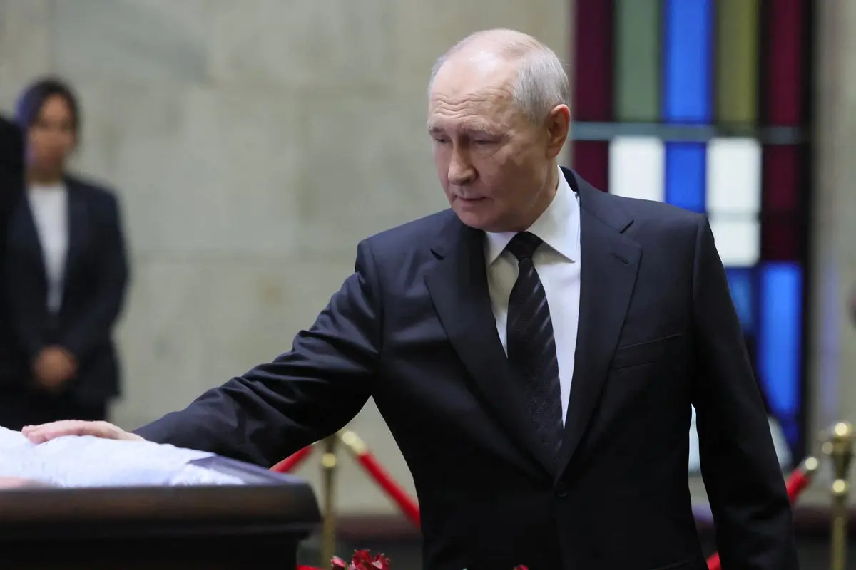 Putin Knows He's in Trouble - Time to Strike