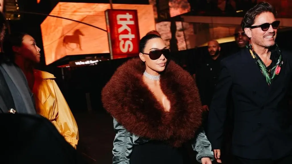 Costumul Gucci al lui Kim Kardashian scânteie batjocirea online