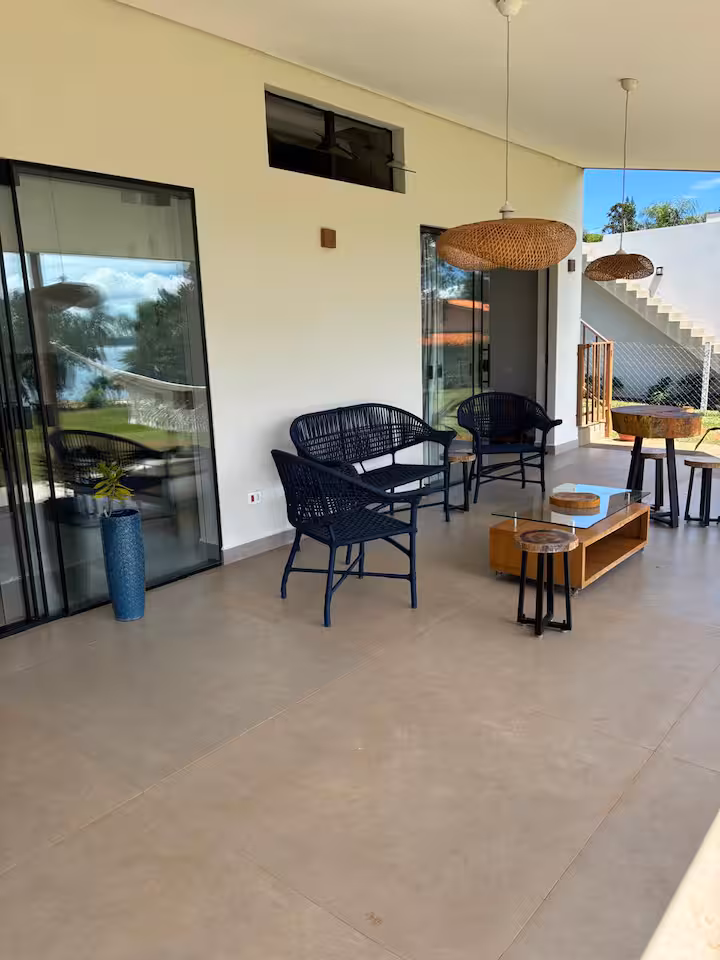 Área externa com jardins e vista para a represa