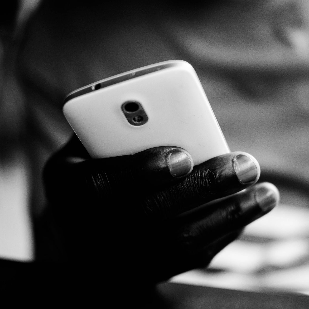 Agrandar la letra y el brillo del celular para ver mejor