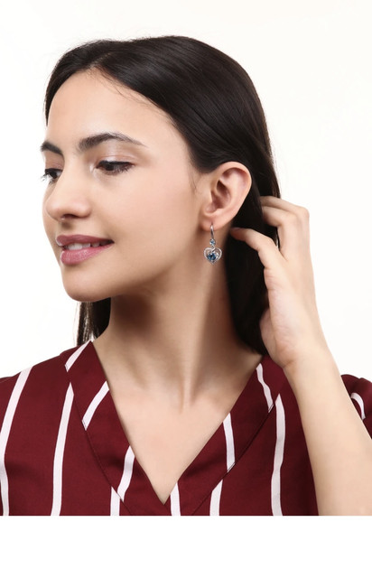 Model wear earrings
