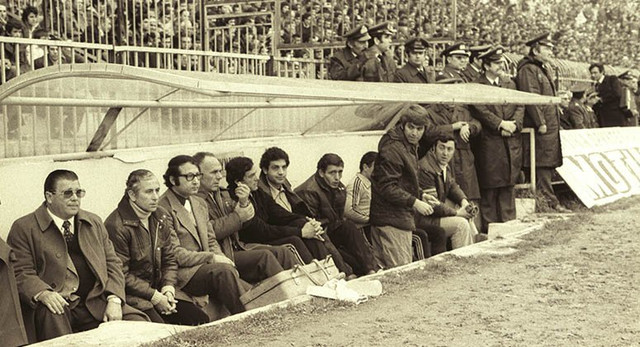 Ο «καλπάζων συνταγματάρχης», ένας από τους μεγαλύτερους ποδοσφαιριστές όλων των εποχών, παύθηκε από τα καθήκοντά του του στον πάγκο της ελληνικής ομάδας μετά την ήττα από τον Αρη με 2-1 στις 11 Μαρτίου του 1979, μόλις εννέα μήνες μετά την πρόσληψή του.