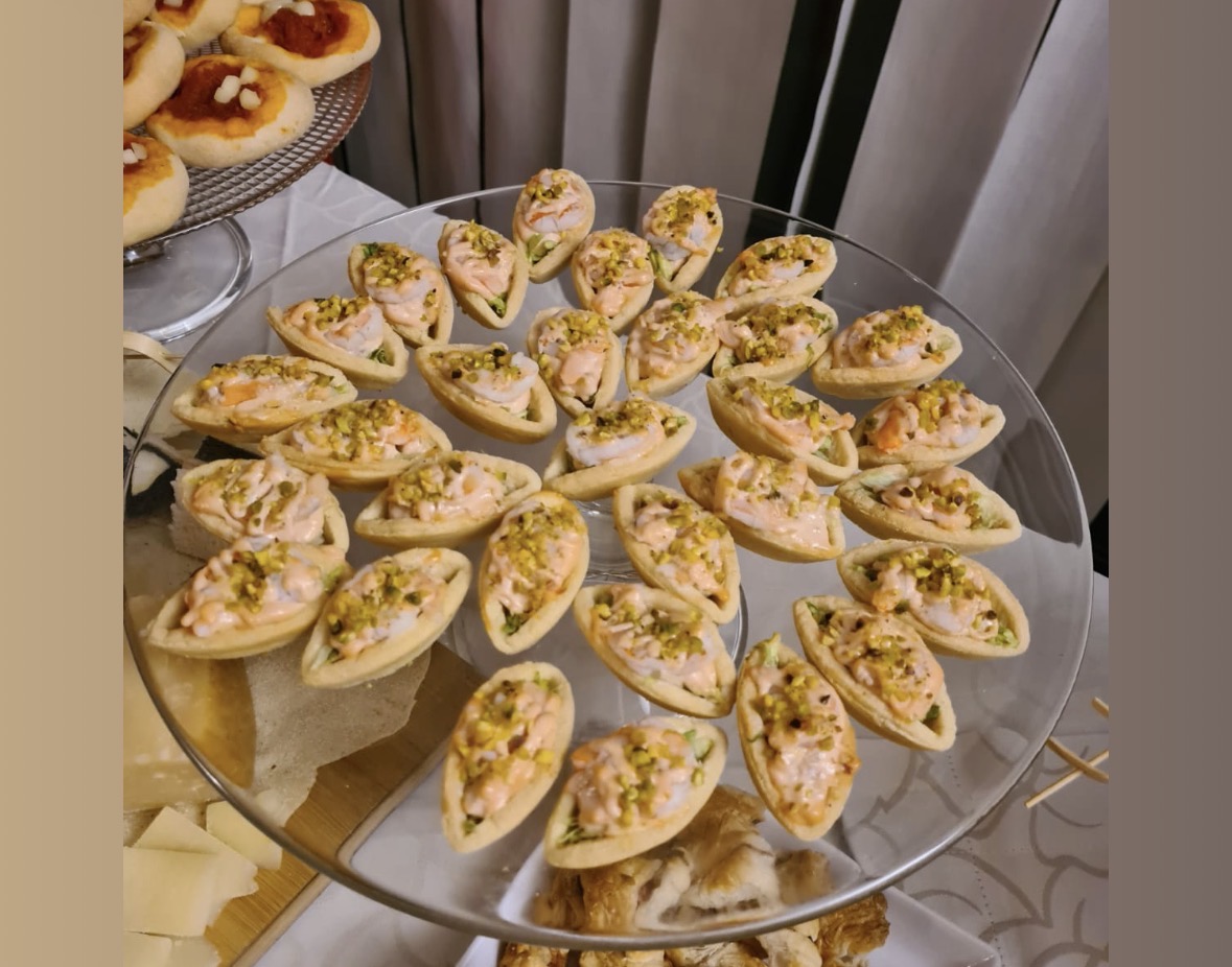 Barchetta di pasta brisè con cocktail di gamberi