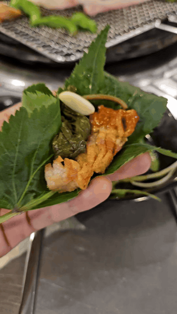 홍이집 재송점 비빔냉면 비단오겹 쌈 싸는 영상