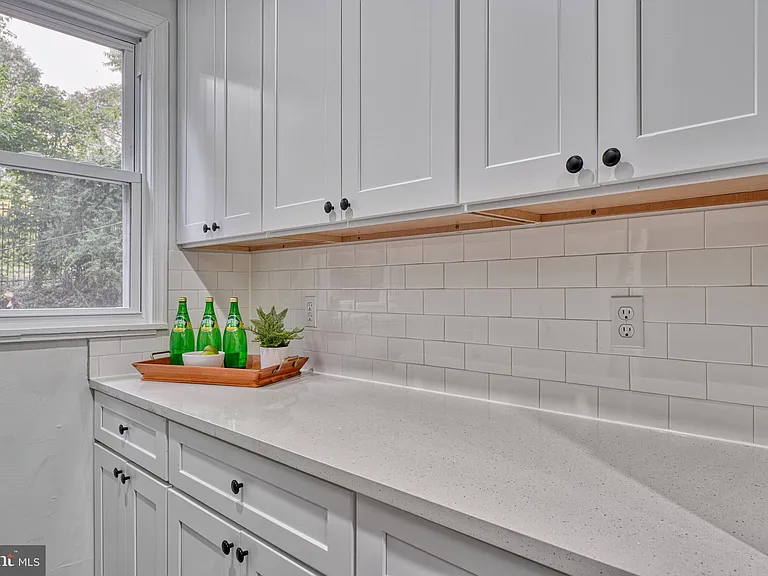 Kitchen Cabinets & Subway Tile Backsplash