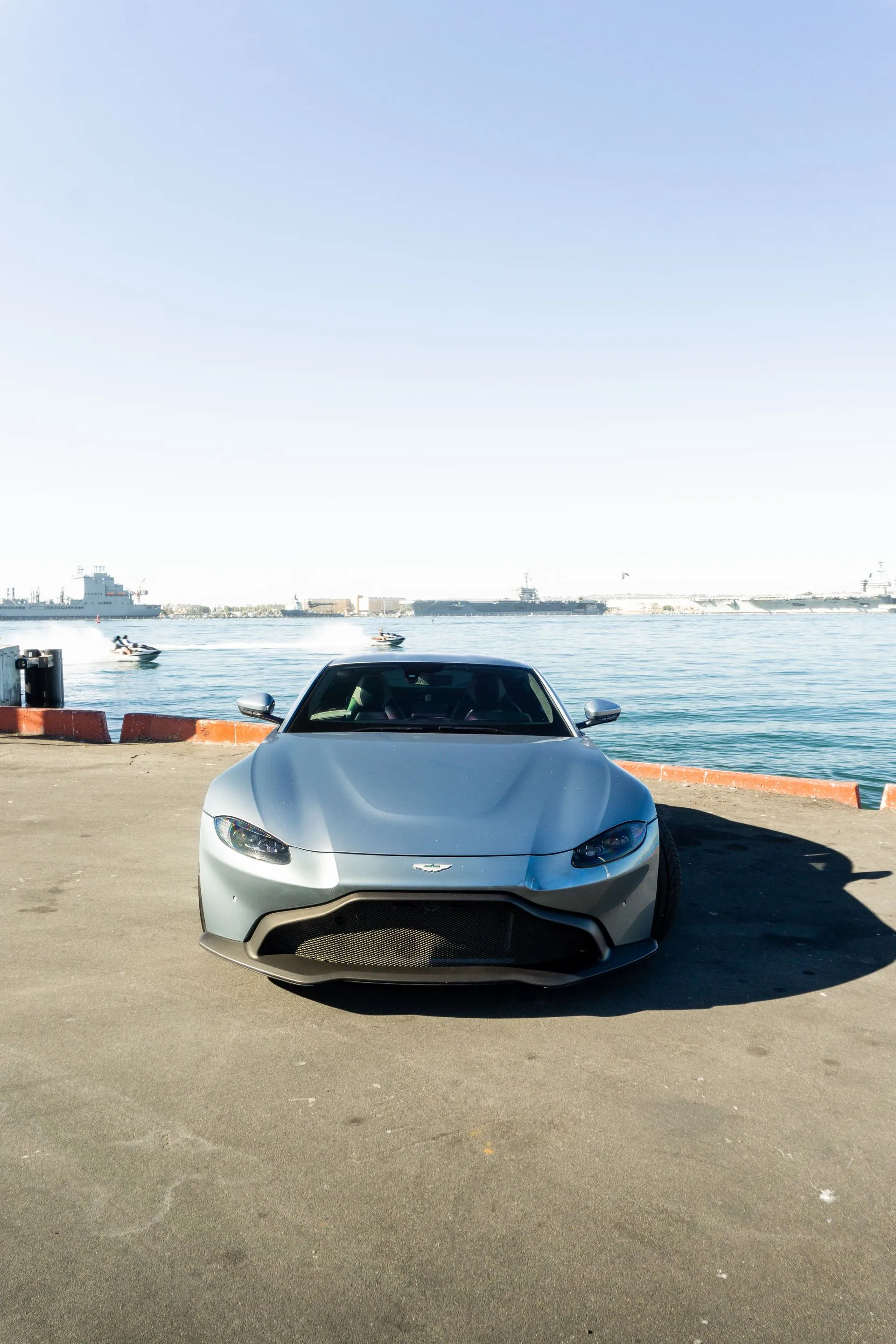 Aston Martin Vantage photo 3
