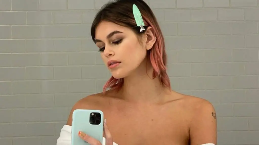 Kaia Gerber Strips până la un sutien & Thong pentru ei trage cel mai îndrăzneț încă