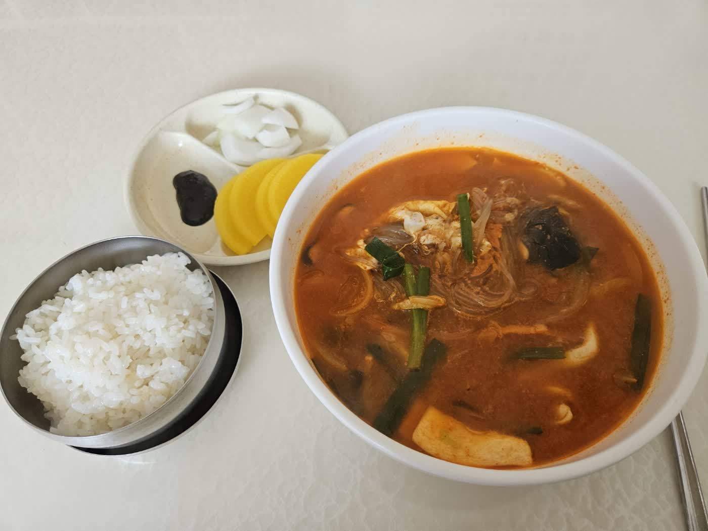 북경반점 짬뽕밥과 기본 반찬 구성