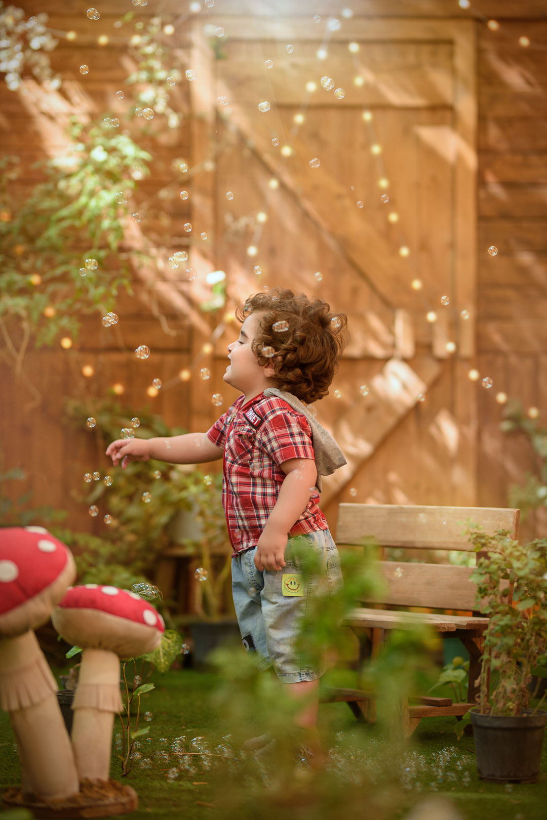 عکاسی مینیمال کودک در فضای باز مشهد - آتلیه کودک نویسا