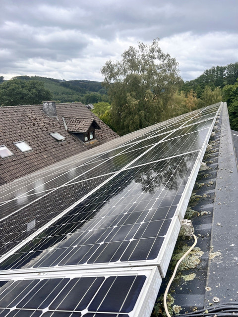 Solarmodule auf dem Scheunendach des Ferienhof Pulte in Attendorn-Helden nach der Reinigung – Flechten vollständig entfernt, Modulfläche wieder frei