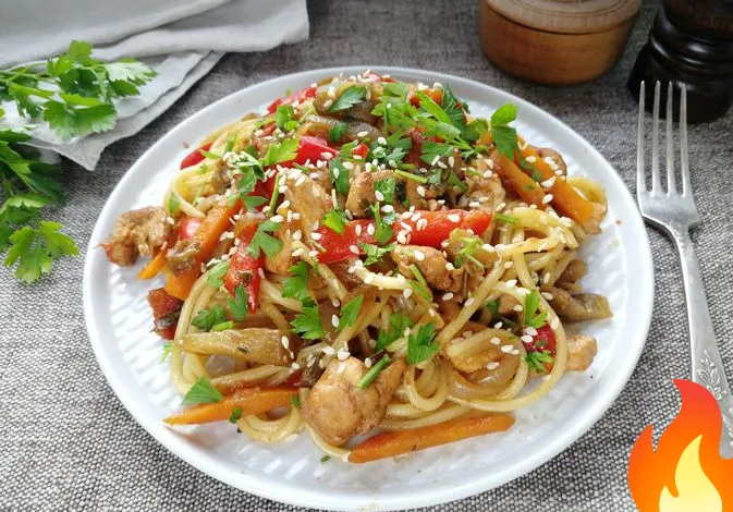 Постер Макароны с курицей и овощами в соусе терияки