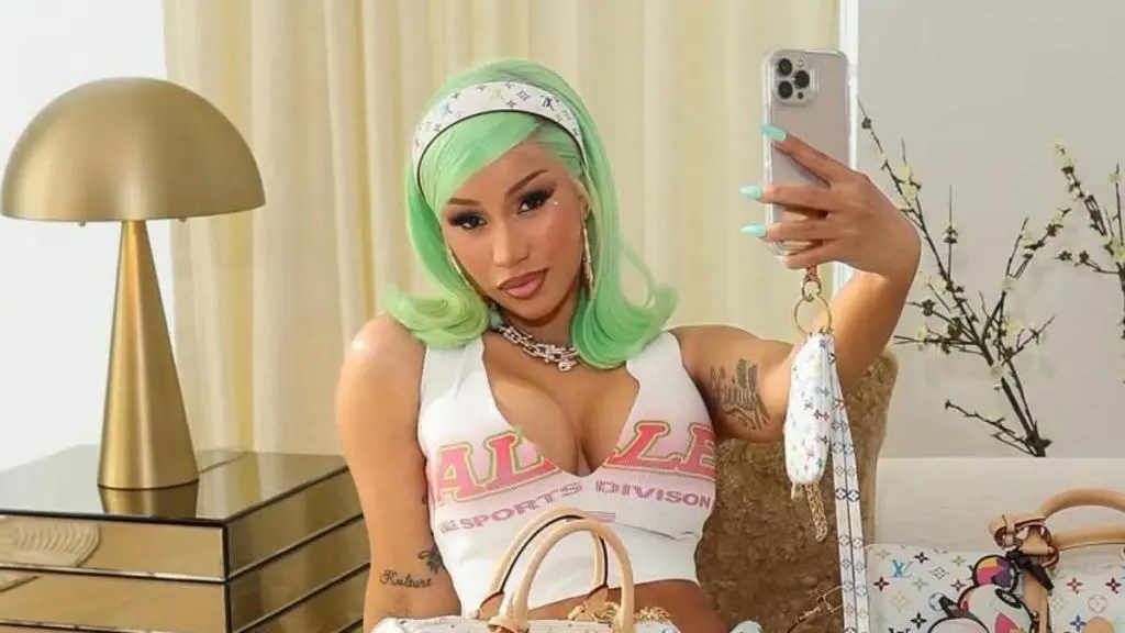 Cardi B's Daring Bra Top stârnește atenția
