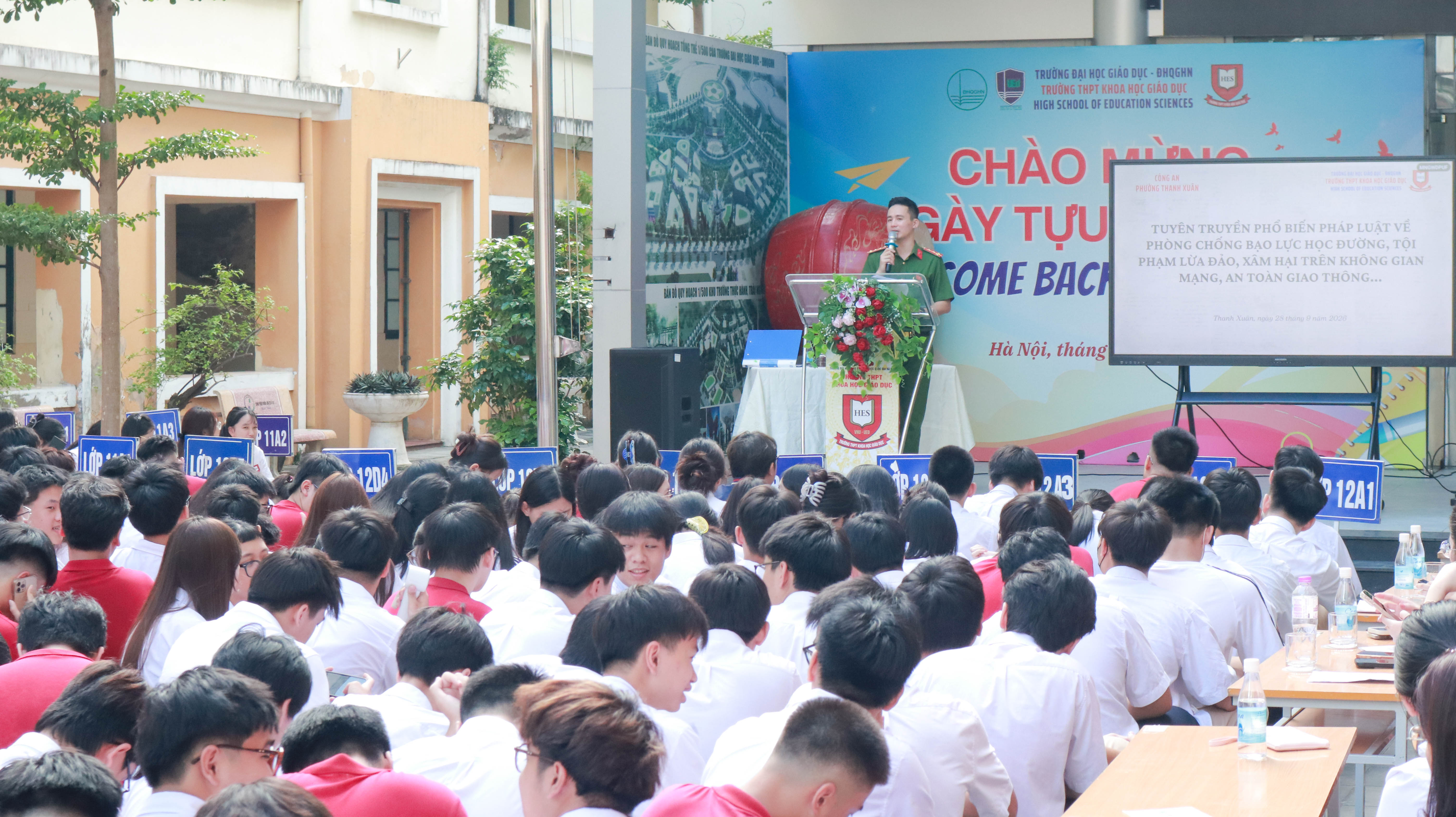 Sinh hoạt dưới cờ HES 16