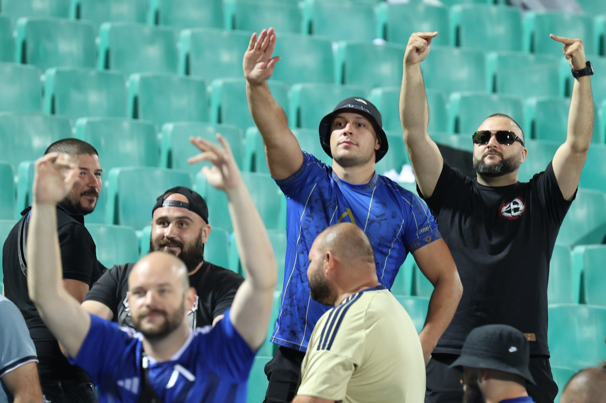 Σκάνδαλο με τον ναζιστικό χαιρετισμό των φιλάθλων της Λέφσκι: Άσχημα λόγια κατά του Κατσούρη - «Μιχάλη που είσαι;» (ΦΩΤΟ-VIDEO)
