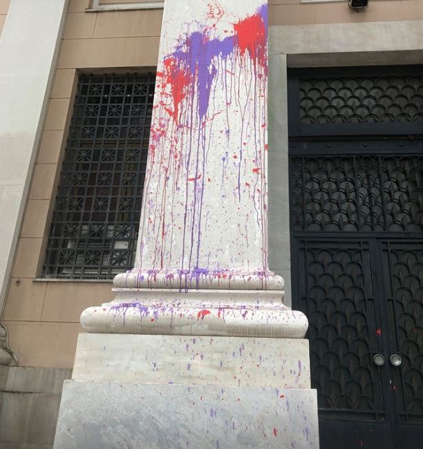 ΑΝΑΡΧΙΚΟΙ ΠΕΤΑΞΑΝ ΜΠΟΓΙΕΣ ΣΤΟ ΚΤΙΡΙΟ ΤΗΣ ΠΕΡΙΦΕΡΕΙΑΣ (ΦΩΤΟ)
