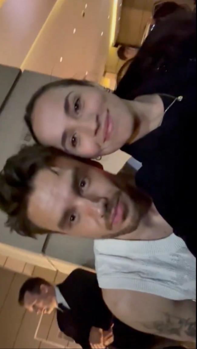 El músico posó con un fan en el concierto de Horan el 2 de octubre.@PAULA_CARIDDI/TWITTER