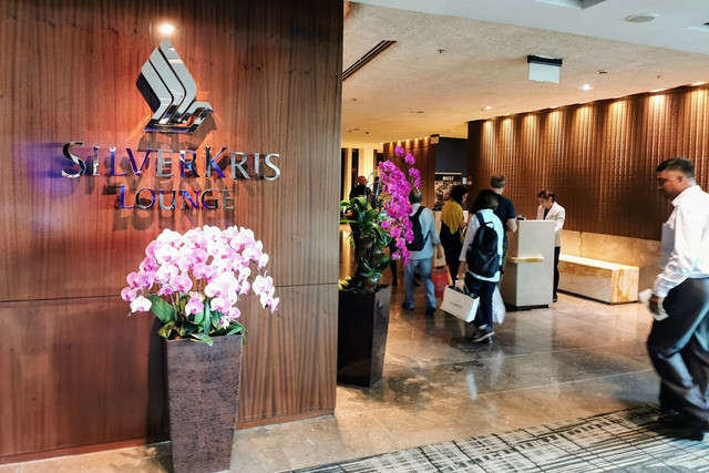 11-lounge-entry.jpg
