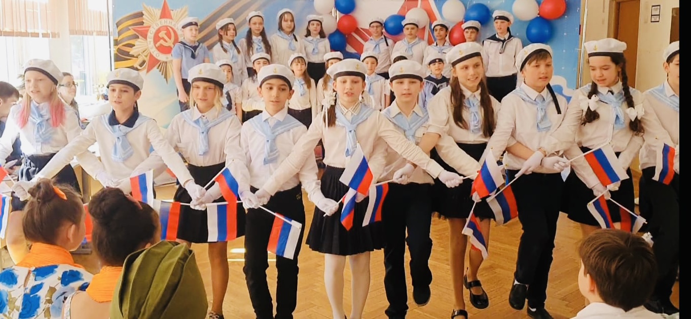 патриотический конкурс в школе. оформление на конкурс патриотической песни в школе. фото детей на конкурсе патриотической песни. школьный конкурс патриотической песни песня о щорсе. фестиваль военно патриотической песни.