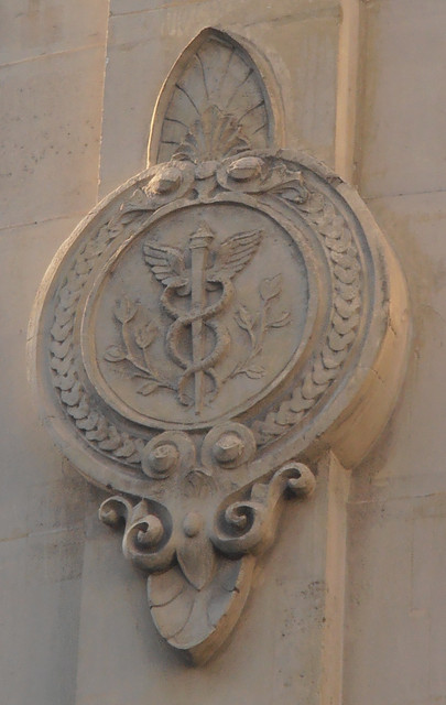 Bas-relief-Caducée-Av de la République