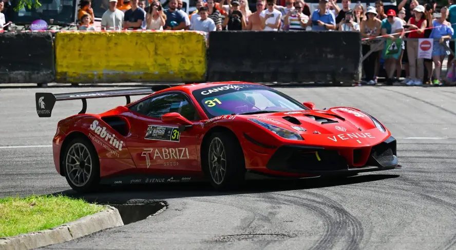 Trofeul Sinaia 2026: Ferrari, Tesla și Porsche 911 Turbo, vedetele cursei urbane