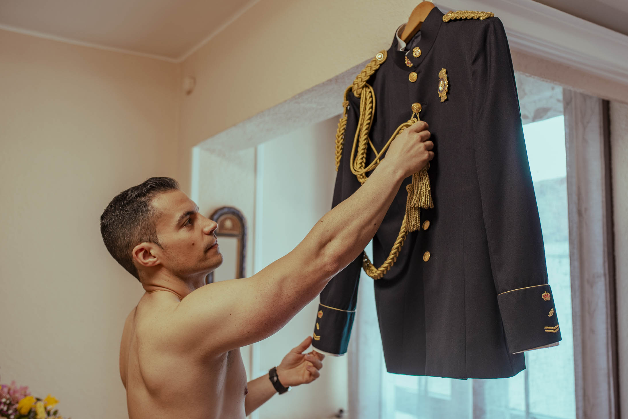 Fotografía de boda en Zaragoza con los detalles del traje del novio durante los preparativos antes de la ceremonia