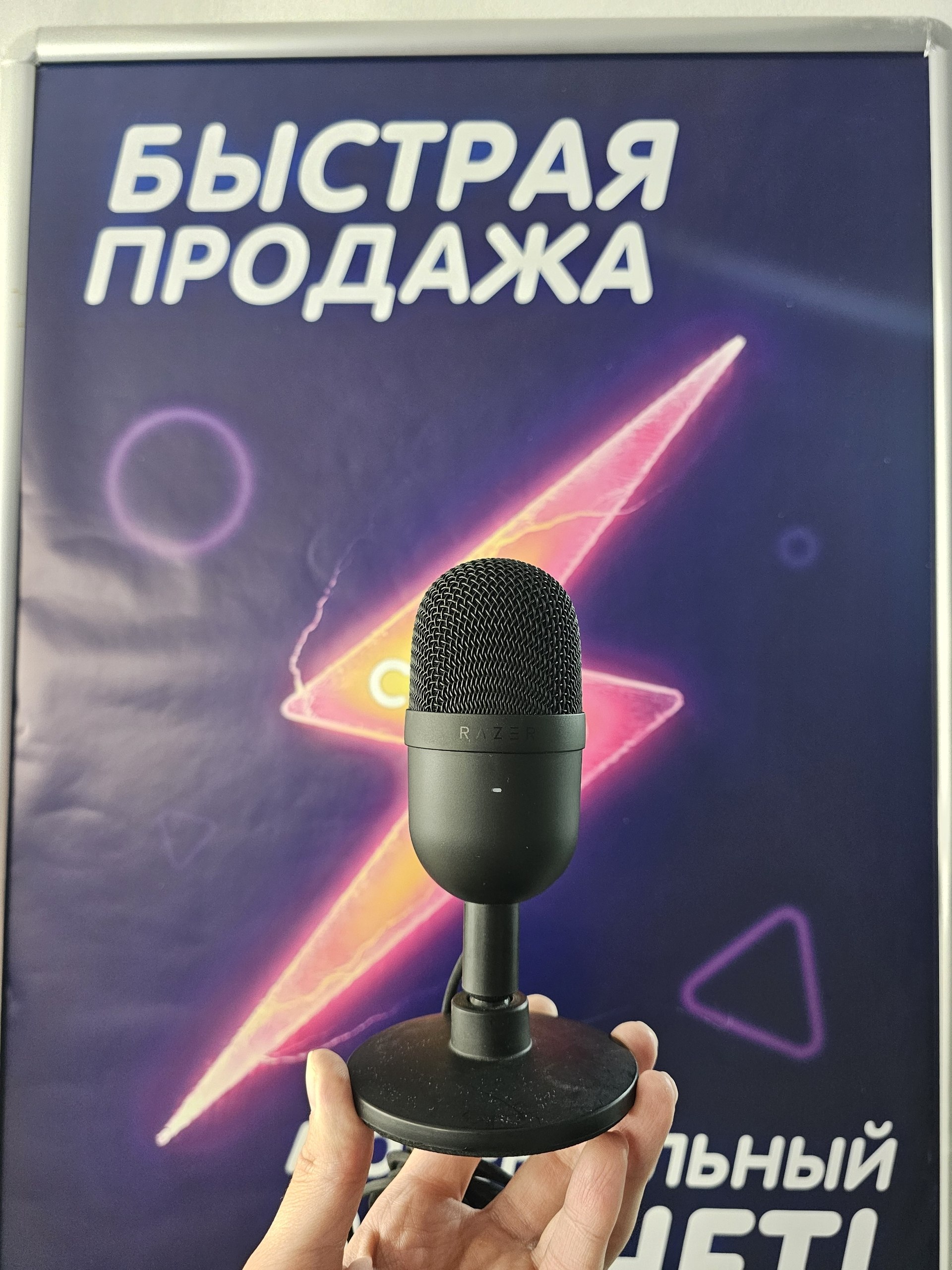 🎙 Razer Seiren Mini — миниатюрный конденсаторный микрофон с чистой передачей голоса