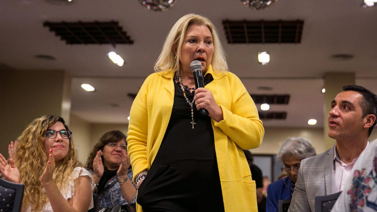 Carrió: “Milei busca el caos para abolir el Estado y va en contra de la Constitución”