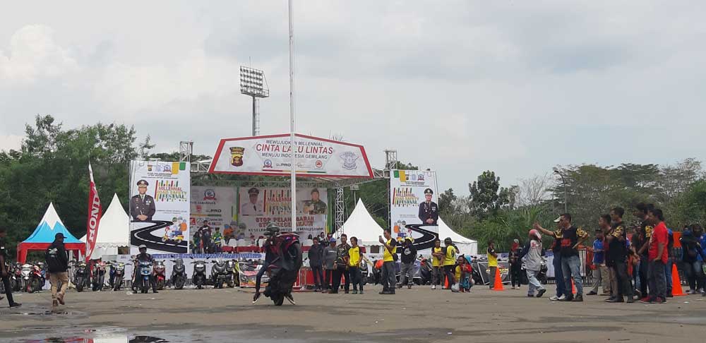 suasana keseruan Milenial Road Savety Fastival di kota samarinda.