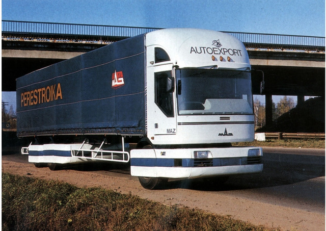 С началом перестройки на Минском автозаводе стартовала разработка «автопоезда будущего». Из-за развала СССР этот уникальный тягач так и не пошел в серию, а изобретениями, запатентованными его авторами, позднее воспользовались зарубежные производители.Разработка «автопоезда будущего» началась в 1985 году. Группе молодых конструкторов Минского автомобильного завода во главе с Михаилом Высоцким была поставлена задача – построить магистральный грузовик двадцать первого века. Никто и не думал, что проект наберёт такие обороты: во время разработки инженеры МАЗа запатентовали более тридцати новых изобретений, многие из которых позднее были выкуплены иностранными производителями.Первый экспериментальный образец автопоезда МАЗ был готов уже в 1986 году. Грузовик оснащался оппозитным двигателем MAN D2866 мощностью 290 л. с., который работал в паре с 12-ступенчатой «мазовской» КПП. Передачи переключались с помощью электронного джойстика. Благодаря отличным аэродинамическим показателям МАЗ-2000 мог развивать скорость до 120 километров в час. Обтекаемый кузов не был единственным эффектным дизайнерским решением. Двери кабины открывались против хода автомобиля. Кроме того, на корпусе тягового модуля располагались дополнительные противотуманные фары, между колёсами устанавливались декоративные корпуса, сами колёса были одеты в колпаки, а над ними красовались брызговики. В последней опытной модификации головные фары перенесли на нижнюю часть передней стенки кабины, корпус тягового модуля оборудовали вентиляционными сетками. Комфорту интерьера могли позавидовать самые современные зарубежные аналоги: плоский пол, высокая крыша, панорамное стекло, кондиционер, телевизор, поворотное кресло второго водителя, камера заднего вида и многое другое. В качестве достоинств МАЗ-2000 эксперты выделяли  вместительный кузов (на 5-10 кубических метров больше, чем у обычных грузовиков) и показательную аэродинамику. Слабыми сторонами были громоздкость конструкции (затруднялось управление как в автомобильном потоке, так и в стеснённых пространствах) и сложность и дороговизна технического обслуживания  машины.Однако, главная особенность МАЗ-2000 заключалась в использовании взаимозаменяемых грузовых и тяговых модулей с целью многократно увеличить грузоподъёмность, не увеличивая при этом мощность двигателя. Иными словами, использовать для двух тяжёлых прицепов сразу два тяговых модуля. Таким образом, грузоподъёмность одного автопоезда могла составить около 80 тонн. Сам конструктор приводил в пример такую ситуацию: «Перед высокогорным участком трассы можно выкатить неведущую колёсную тележку и заменить её моторной. В горах машина будет трудиться с дополнительным двигателем, а на обратном пути оставит его на той же автобазе. Меняя число модулей, можно будет превращать машину в длинный автопоезд, увеличивать и уменьшать грузоподъёмность, мощность.». Идея модульного магистрального грузовика всерьёз заинтересовала не только советских промышленников, но и иностранных предпринимателей. Несмотря на кажущуюся перспективность, правда, воплотить её в жизнь так и не удалось  - для этого пришлось бы полностью менять мировые представления о логистике, создавать с нуля инфраструктуру грузоперевозок и принимать новые технические стандарты для грузовиков.К сожалению, распад Советского Союза привёл к тому, что инженерам МАЗ пришлось отказаться от серийного выпуска автопоезда «Перестройка» из-за нехватки средств. И, хотя многие технические решения этого прототипа потом нашли воплощение в более современных серийных моделях, на самом концепте поставили крест. Один из двух изготовленных экземпляров «Перестройки» до сих пор можно увидеть на постаменте у входа на завод МАЗ.До конца сезона остаётся всего три гонки, а до сих пор пять пилотов претендуют на звание чемпиона мира в Формуле-1 2010 года. Однако, для дуэта гонщиков из команды McLaren Дженсона Баттона и Льюиса Хэмилтона шансы уменьшаются с каждым Гран-При.  Лидер чемпионата - Марк Уэббер опережает пилотов «серебряных стрел» уже более чем на 25 очков, но бывший гонщик этой команды Мика Хаккинен думает, что 75 очков за три победы могут решить многое.

Финн убежден в том, что пока ни один из кандидатов не может сказать точно, что именно он станет чемпионом в конце сезона. «Осталось ещё очень много очков, а в Формуле-1, как известно, может произойти очень многое. Конечно, если рассматривать команды этого года, то самой быстрой является машина Red Bull, но никто не знает, что и как может меняться в этих гонках».