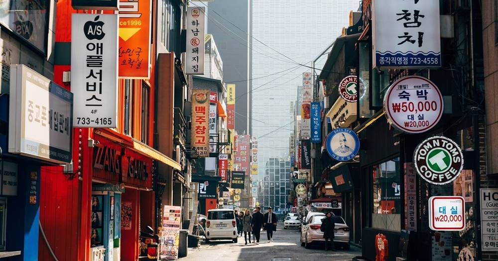 Delicious Korean street food like Tteokbokki and Eomuk