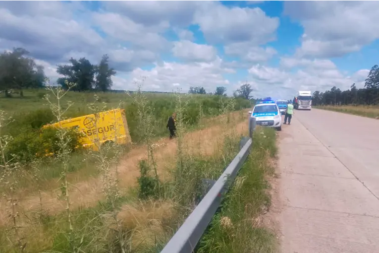 m_1763762122_78251.webp Un camión de caudales volcó en la autovía Artigas
